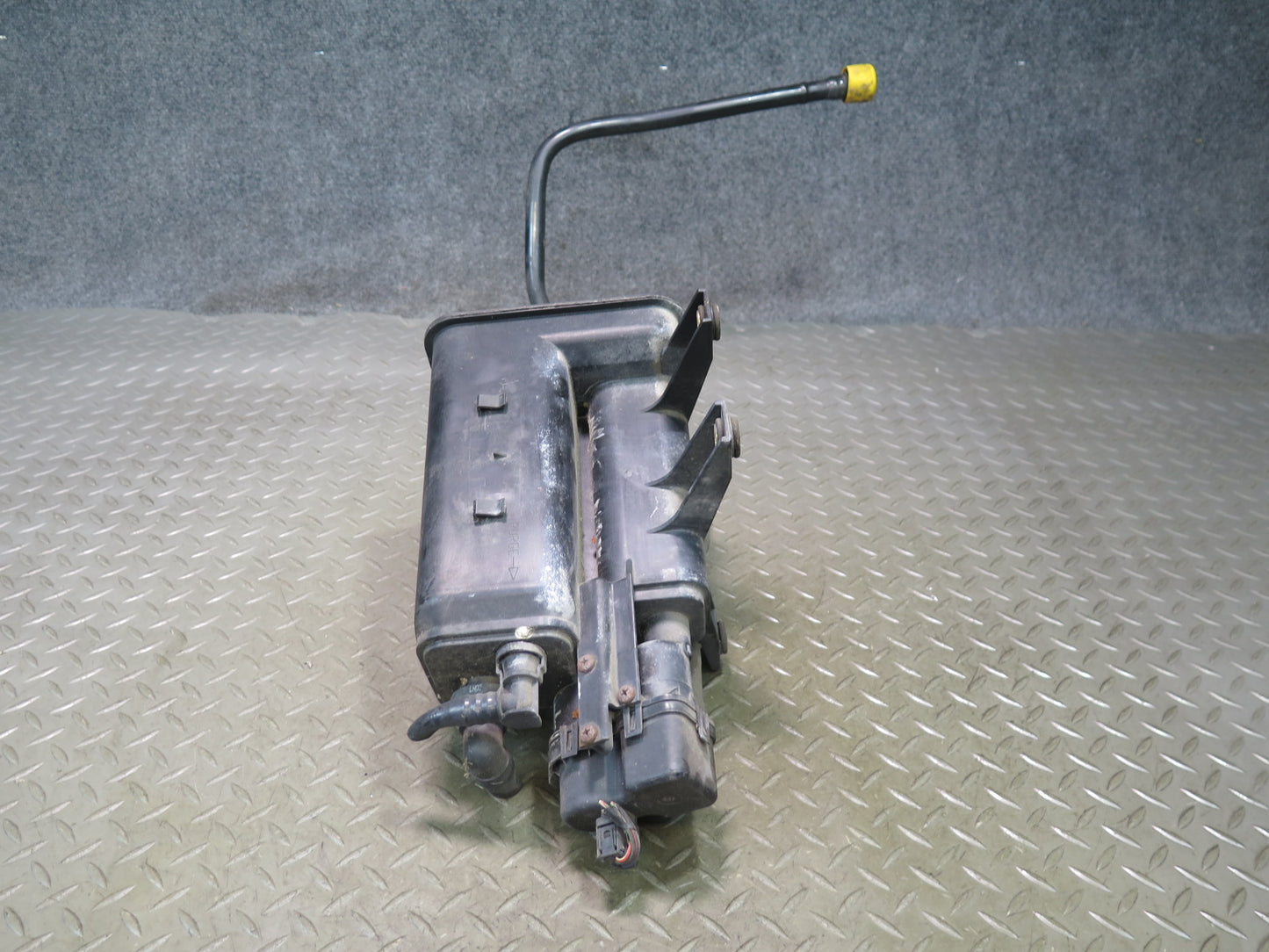 03-08 BMW E85 Z4 Fuel Evap Vapor Charcoal Canister Assembly 6758019 OEM
