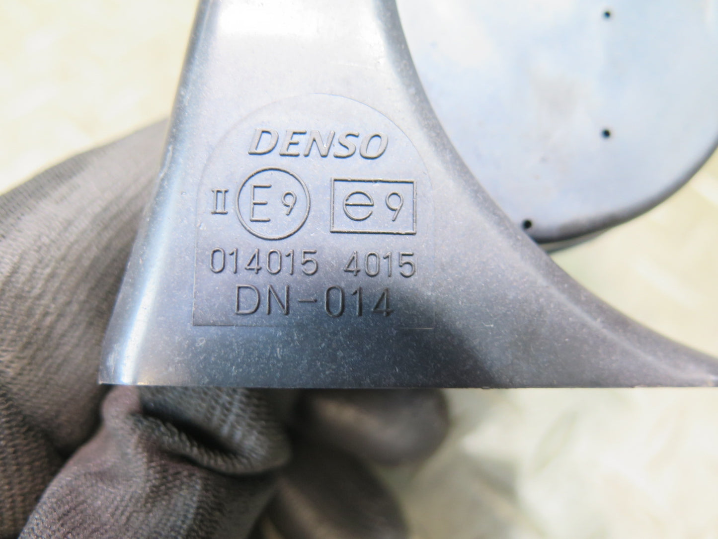 01-05 Lexus JCE10L IS300 Set of 2 High & Low Tone Note Pitch Horn Signal OEM