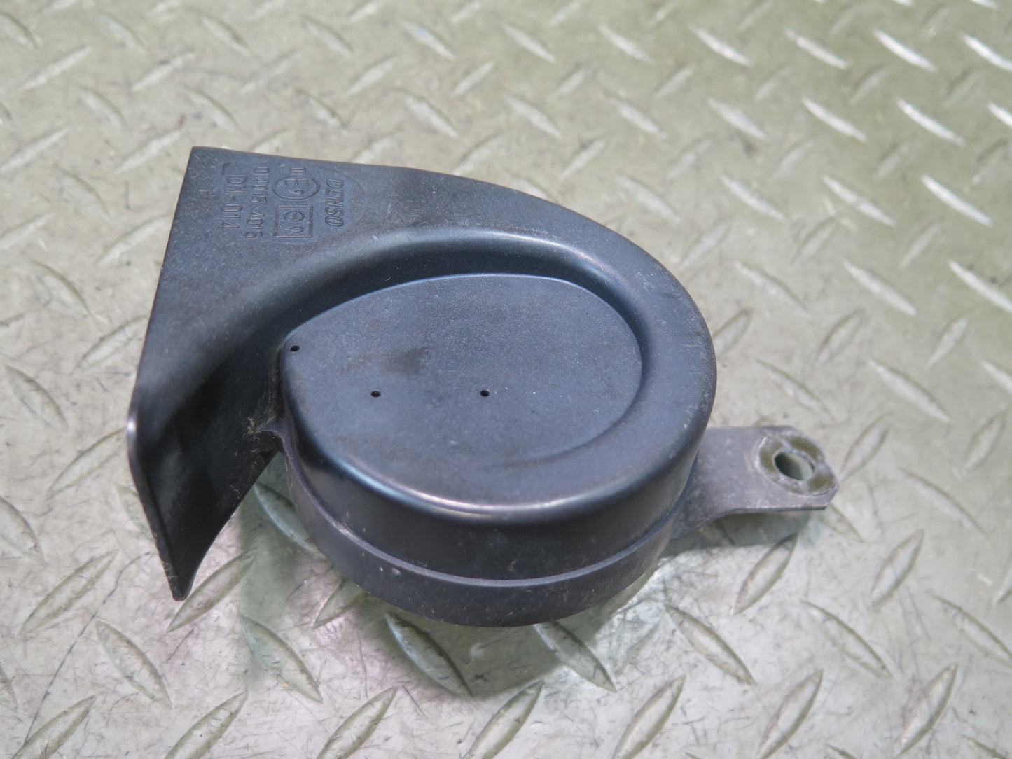 01-05 Lexus JCE10L IS300 Set of 2 High & Low Tone Note Pitch Horn Signal OEM