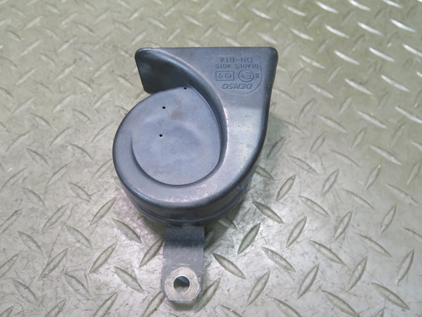 01-05 Lexus JCE10L IS300 Set of 2 High & Low Tone Note Pitch Horn Signal OEM