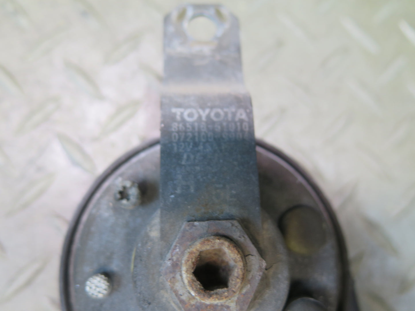 01-05 Lexus JCE10L IS300 Set of 2 High & Low Tone Note Pitch Horn Signal OEM