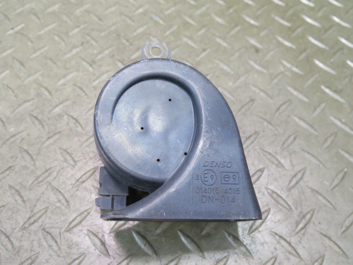 01-05 Lexus JCE10L IS300 Set of 2 High & Low Tone Note Pitch Horn Signal OEM