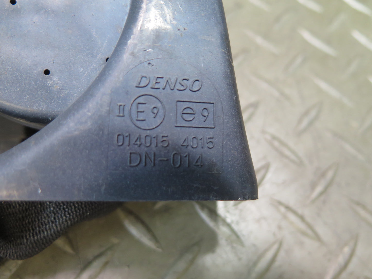 01-05 Lexus JCE10L IS300 Set of 2 High & Low Tone Note Pitch Horn Signal OEM