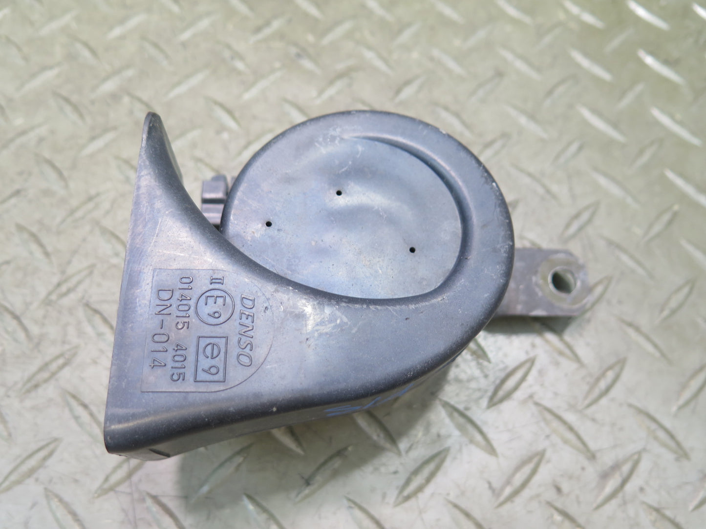 01-05 Lexus JCE10L IS300 Set of 2 High & Low Tone Note Pitch Horn Signal OEM