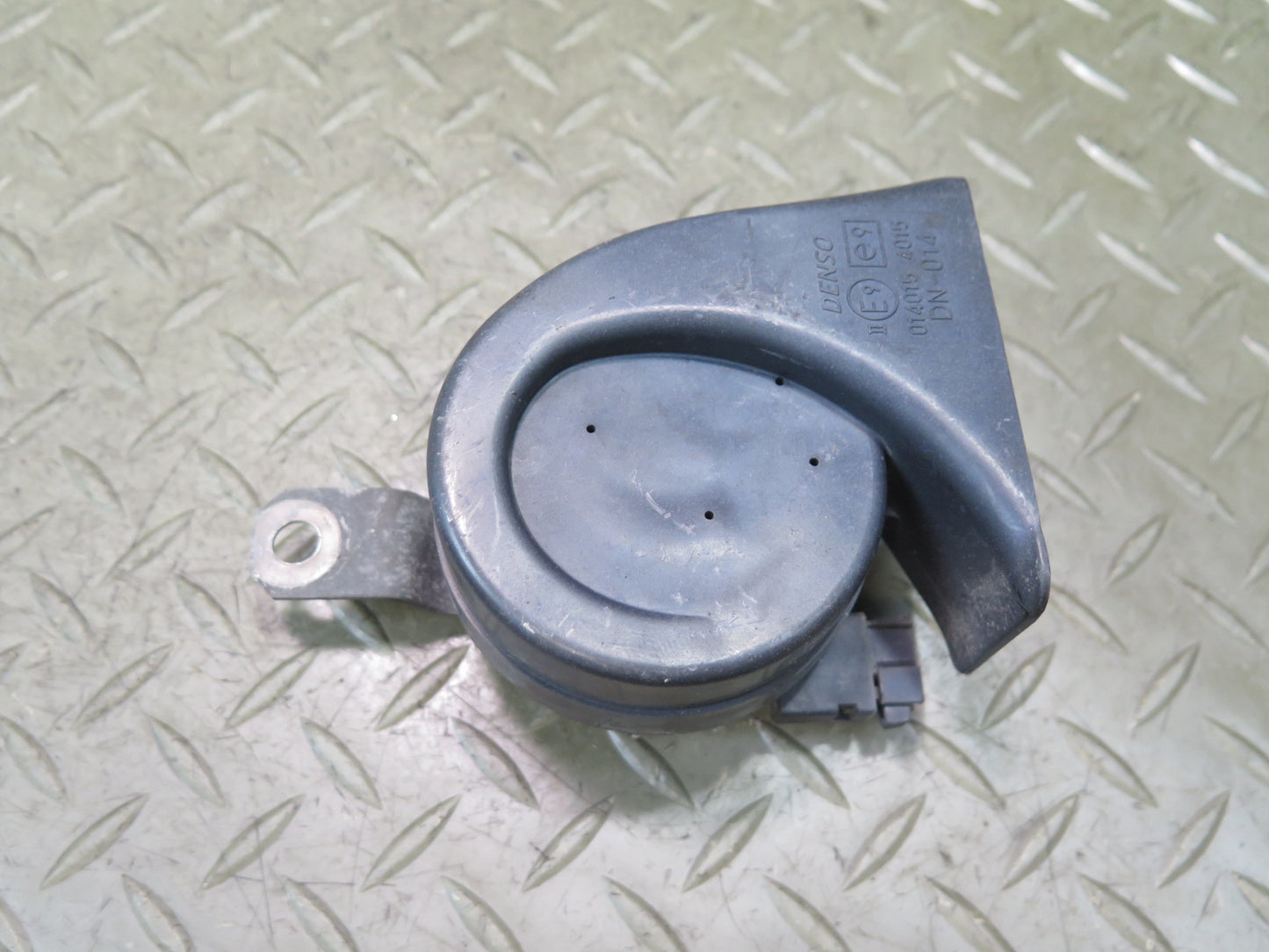 01-05 Lexus JCE10L IS300 Set of 2 High & Low Tone Note Pitch Horn Signal OEM