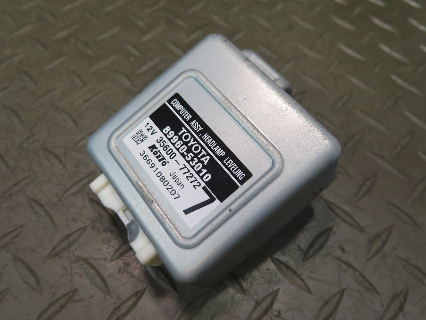 01-05 Lexus JCE10L IS300 Headlight Lamp Leveling Control Module 89960-53010