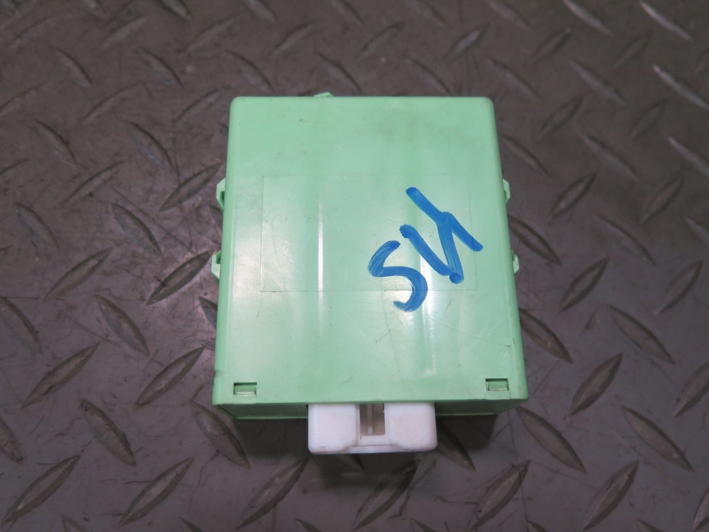01-05 Lexus JCE10L IS300 Running Light Relay Module 82810-53020 OEM