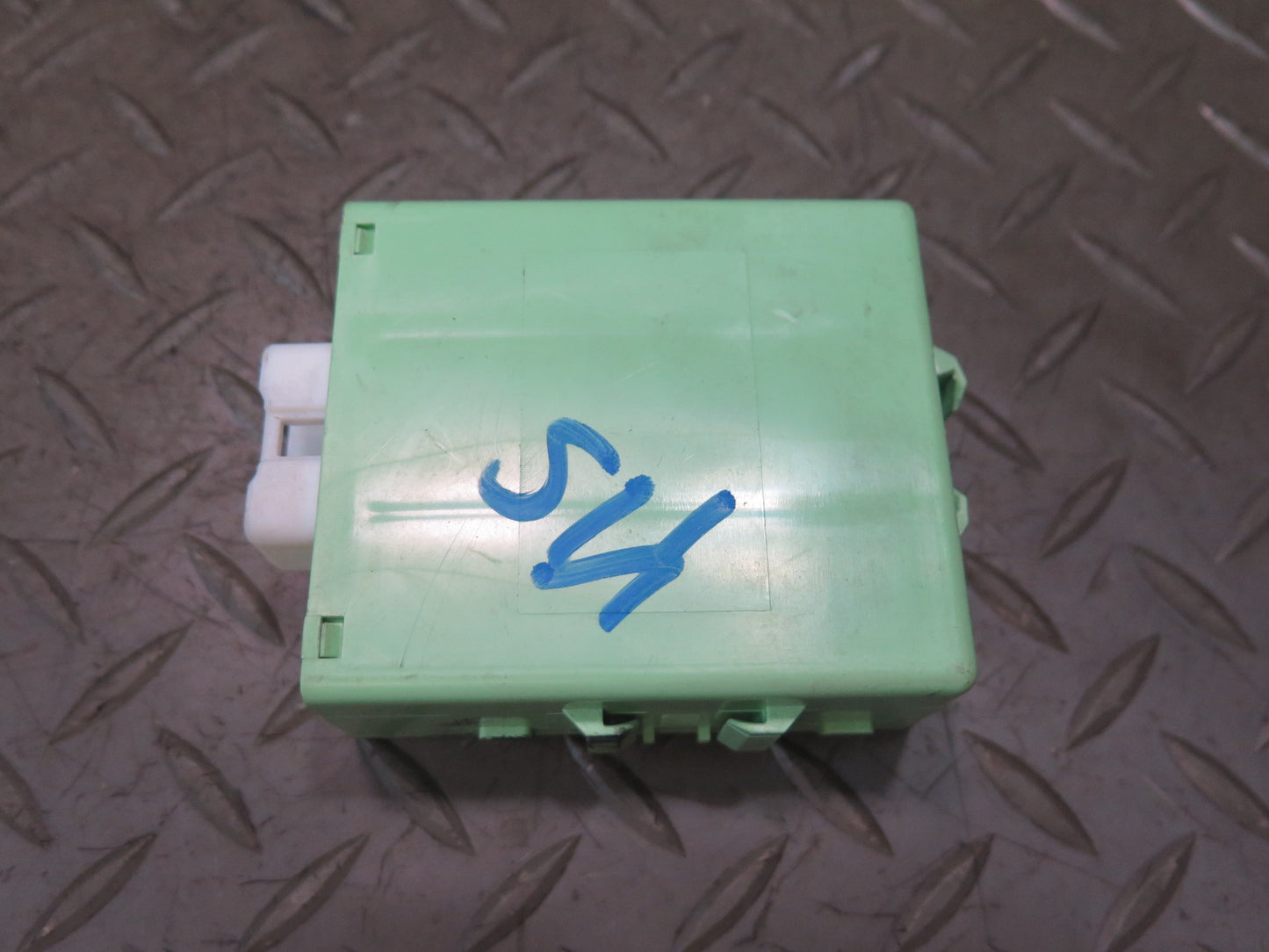 01-05 Lexus JCE10L IS300 Running Light Relay Module 82810-53020 OEM