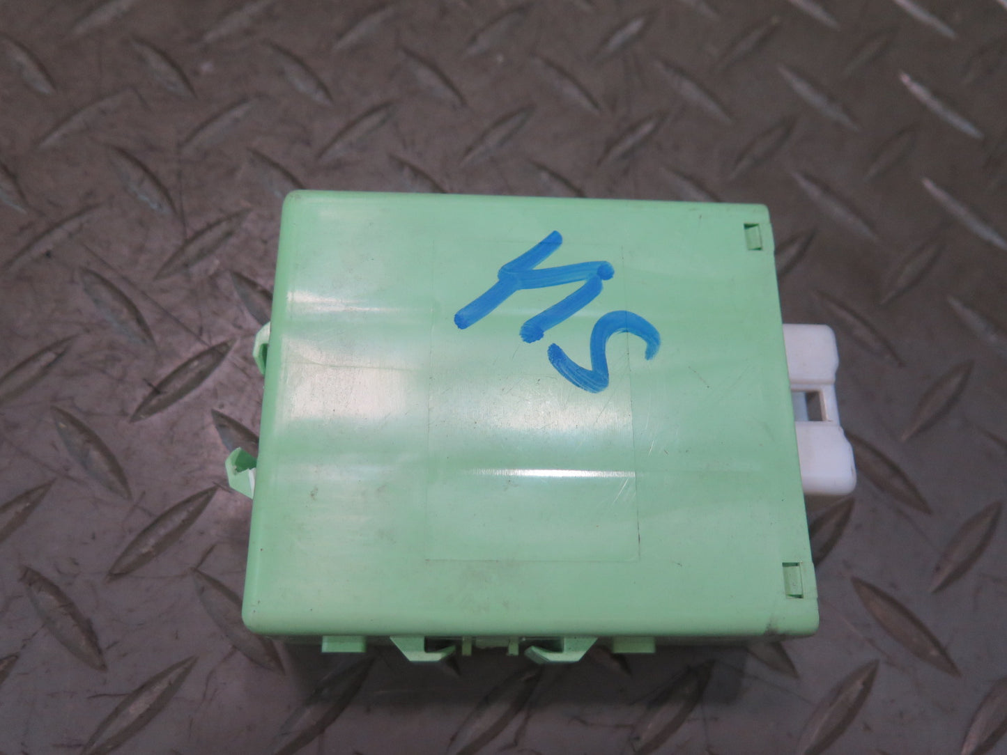01-05 Lexus JCE10L IS300 Running Light Relay Module 82810-53020 OEM