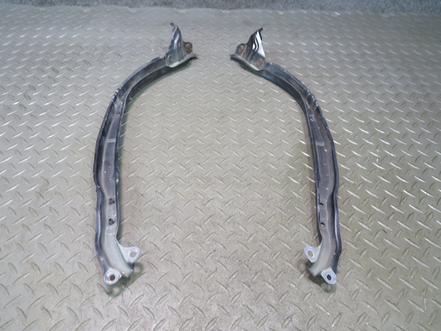 01-05 Lexus JCE10L IS300 Set of 2 Front Headlight Mount Bracket Support OEM