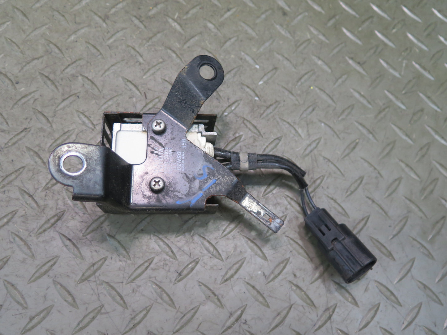 01-05 Lexus JCE10L IS300 Daytime Running Light Lamp Resistor 82695-53010