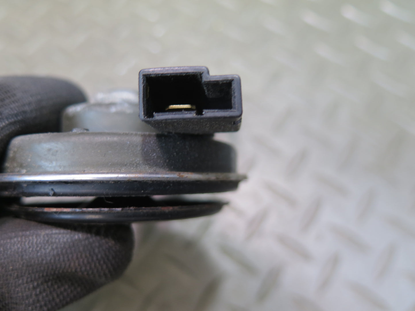 01-05 Lexus JCE10L IS300 Anti Theft Horn Alarm Siren OEM
