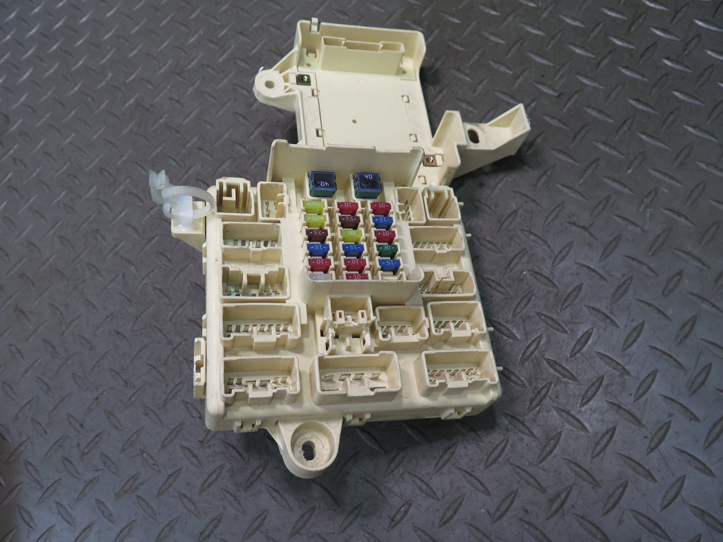 01-05 Lexus JCE10L IS300 Left Fuse Relay Box Module OEM
