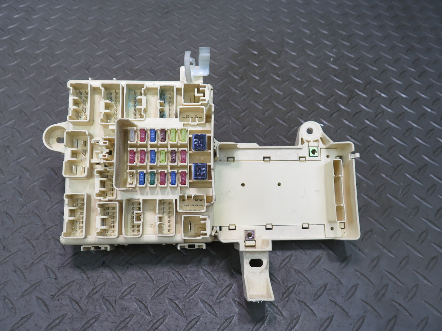 01-05 Lexus JCE10L IS300 Left Fuse Relay Box Module OEM