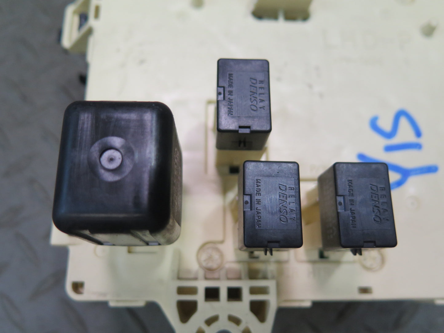 01-05 Lexus JCE10L IS300 Right Fuse Relay Box Module OEM