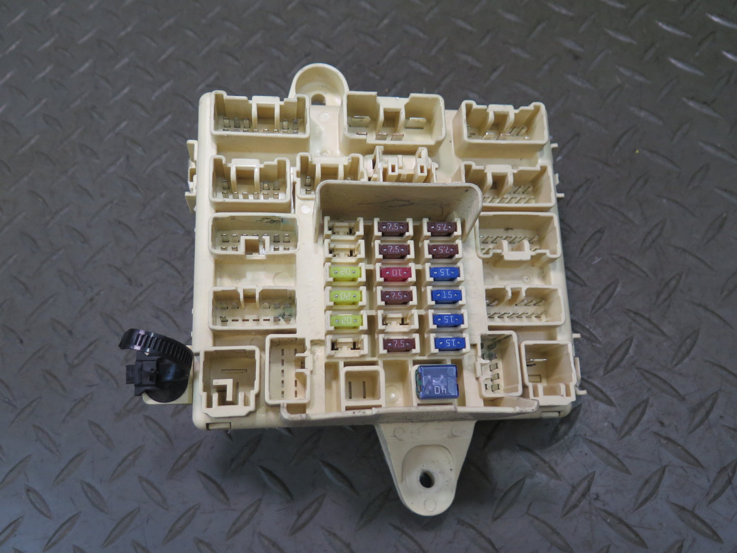 01-05 Lexus JCE10L IS300 Right Fuse Relay Box Module OEM
