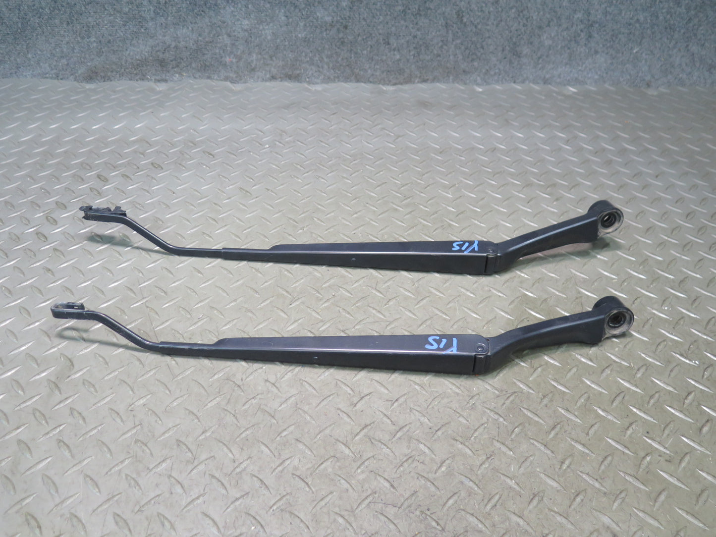 01-05 Lexus JCE10L IS300 Set of 2 Front Left & Right Windshield Wiper Arm OEM