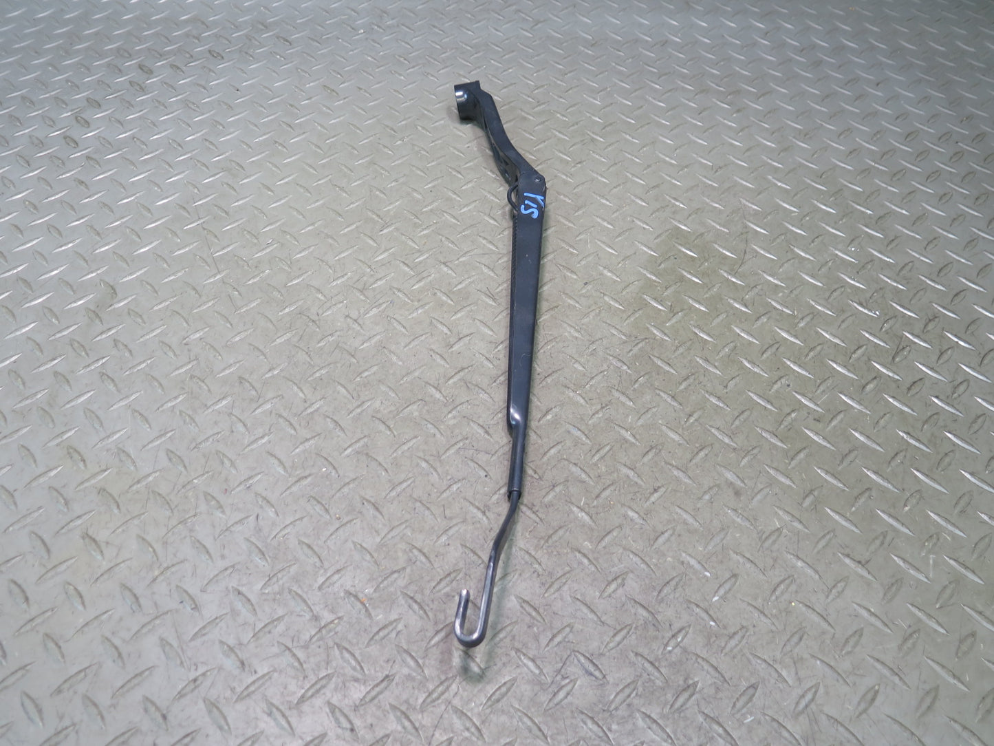 01-05 Lexus JCE10L IS300 Set of 2 Front Left & Right Windshield Wiper Arm OEM
