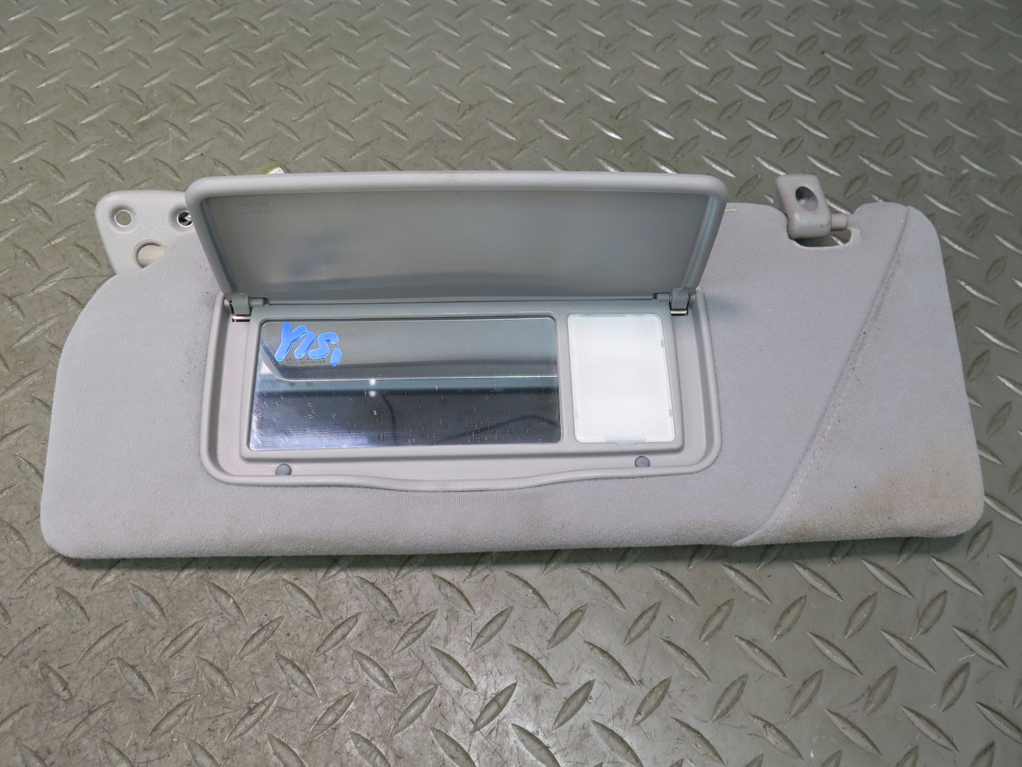 02-05 Lexus JCE10L IS300 Set of 2 Front Left & Right Sun Visor w Homelink OEM