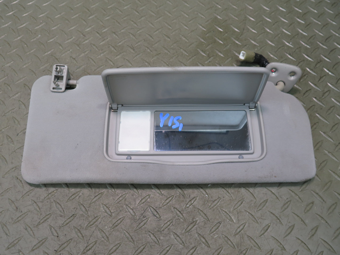 02-05 Lexus JCE10L IS300 Set of 2 Front Left & Right Sun Visor w Homelink OEM