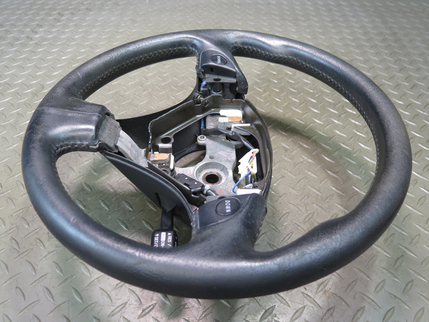 01-05 Lexus JCE10L IS300 A/T Leather Steering Wheel w Cruise Switch OEM