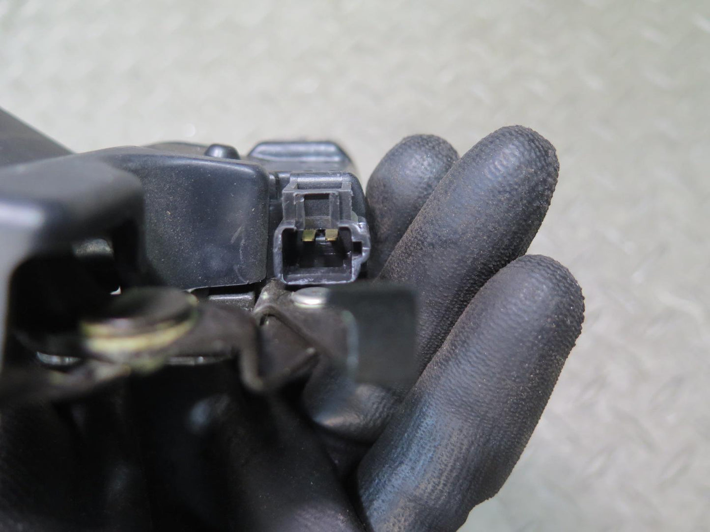 01-05 Lexus JCE10L IS300 Rear Trunk Lid Lock Latch Actuator OEM