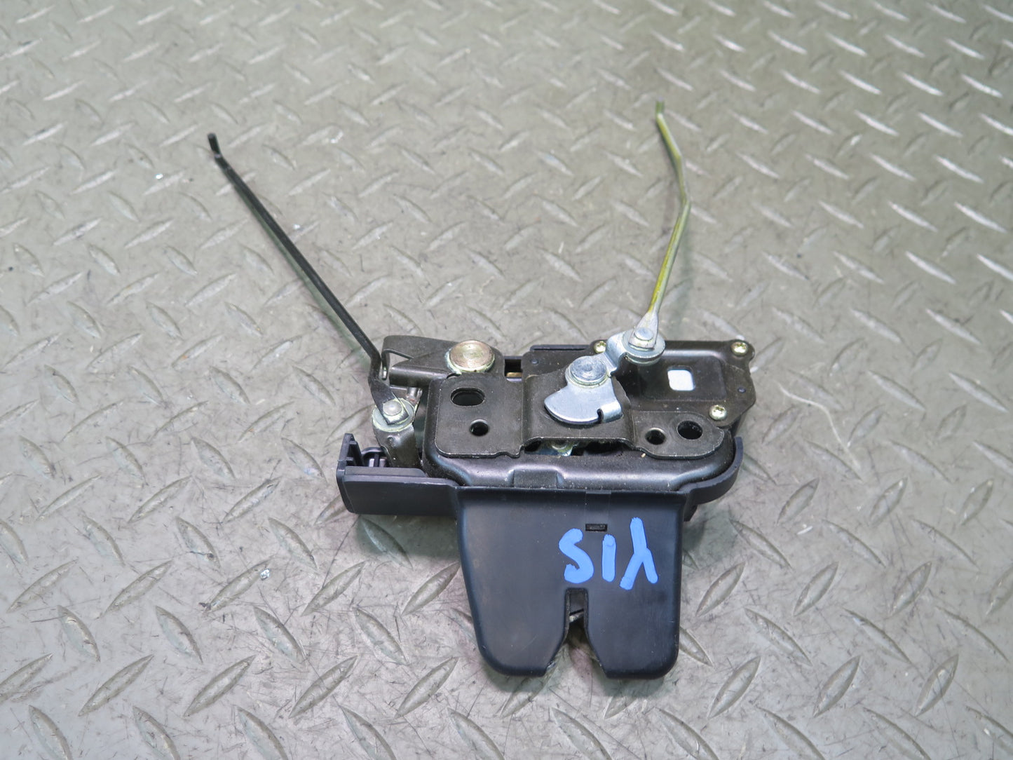 01-05 Lexus JCE10L IS300 Rear Trunk Lid Lock Latch Actuator OEM