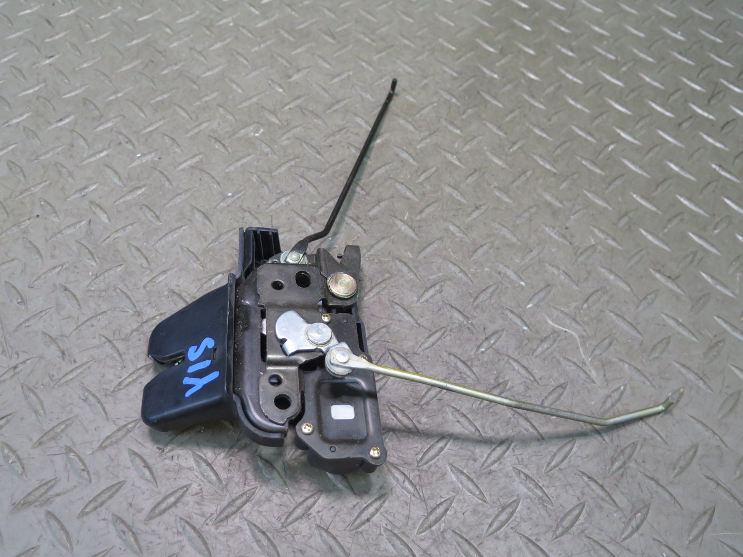 01-05 Lexus JCE10L IS300 Rear Trunk Lid Lock Latch Actuator OEM