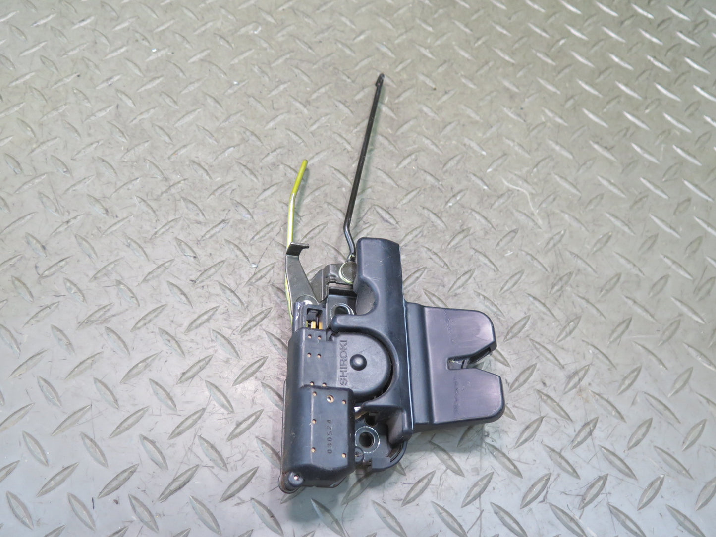 01-05 Lexus JCE10L IS300 Rear Trunk Lid Lock Latch Actuator OEM