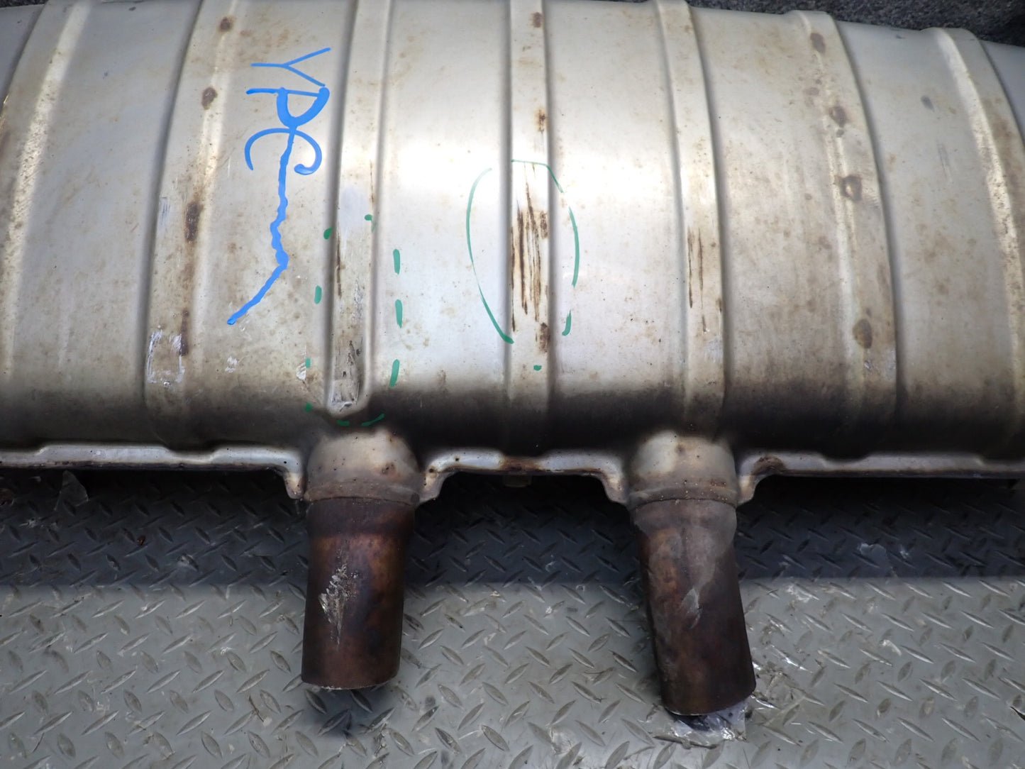 2013-2014 Porsche Cayenne 958 GTS 4.8L Rear Exhaust Muffler W/ Black Dual Tips