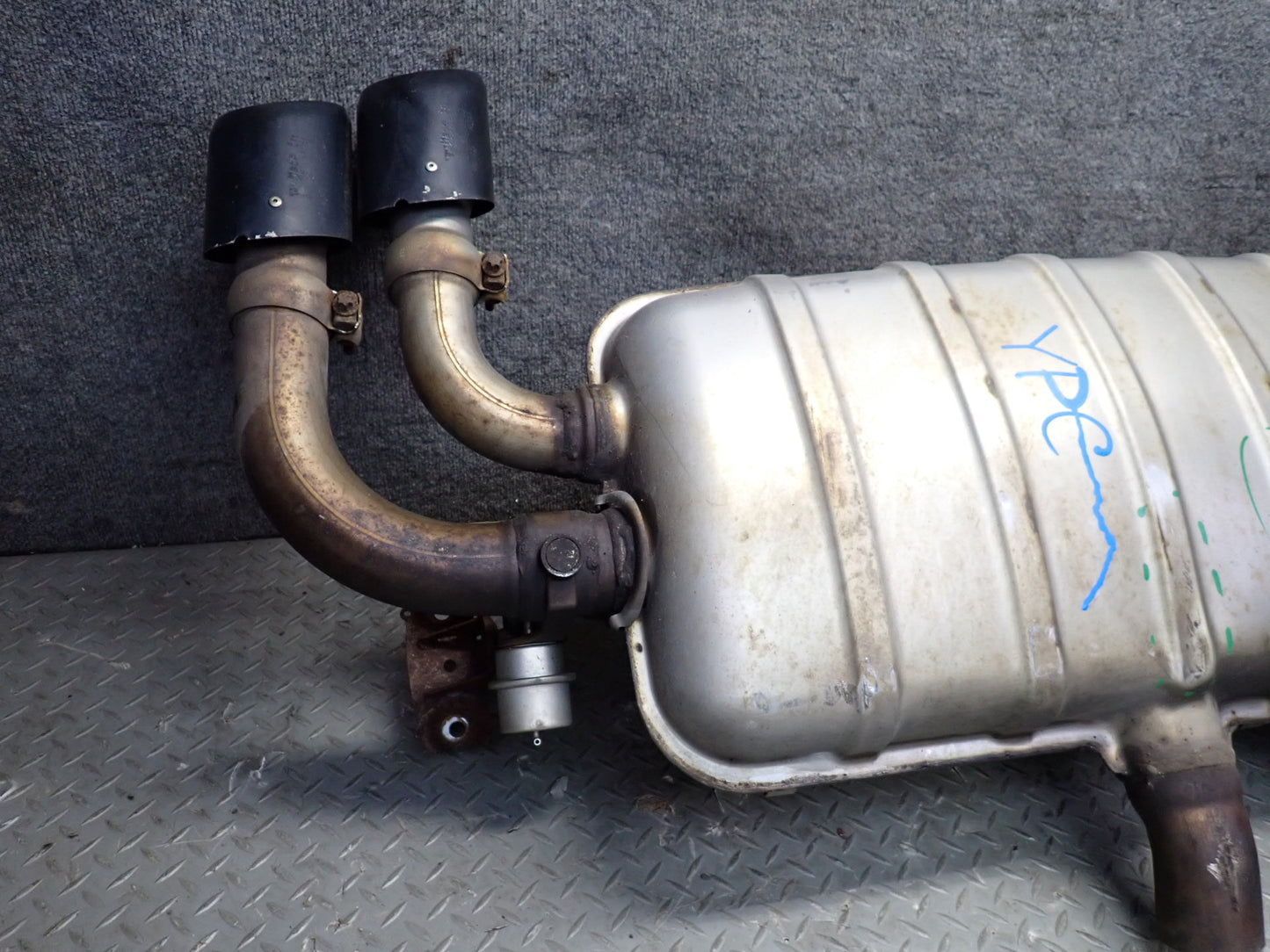 2013-2014 Porsche Cayenne 958 GTS 4.8L Rear Exhaust Muffler W/ Black Dual Tips