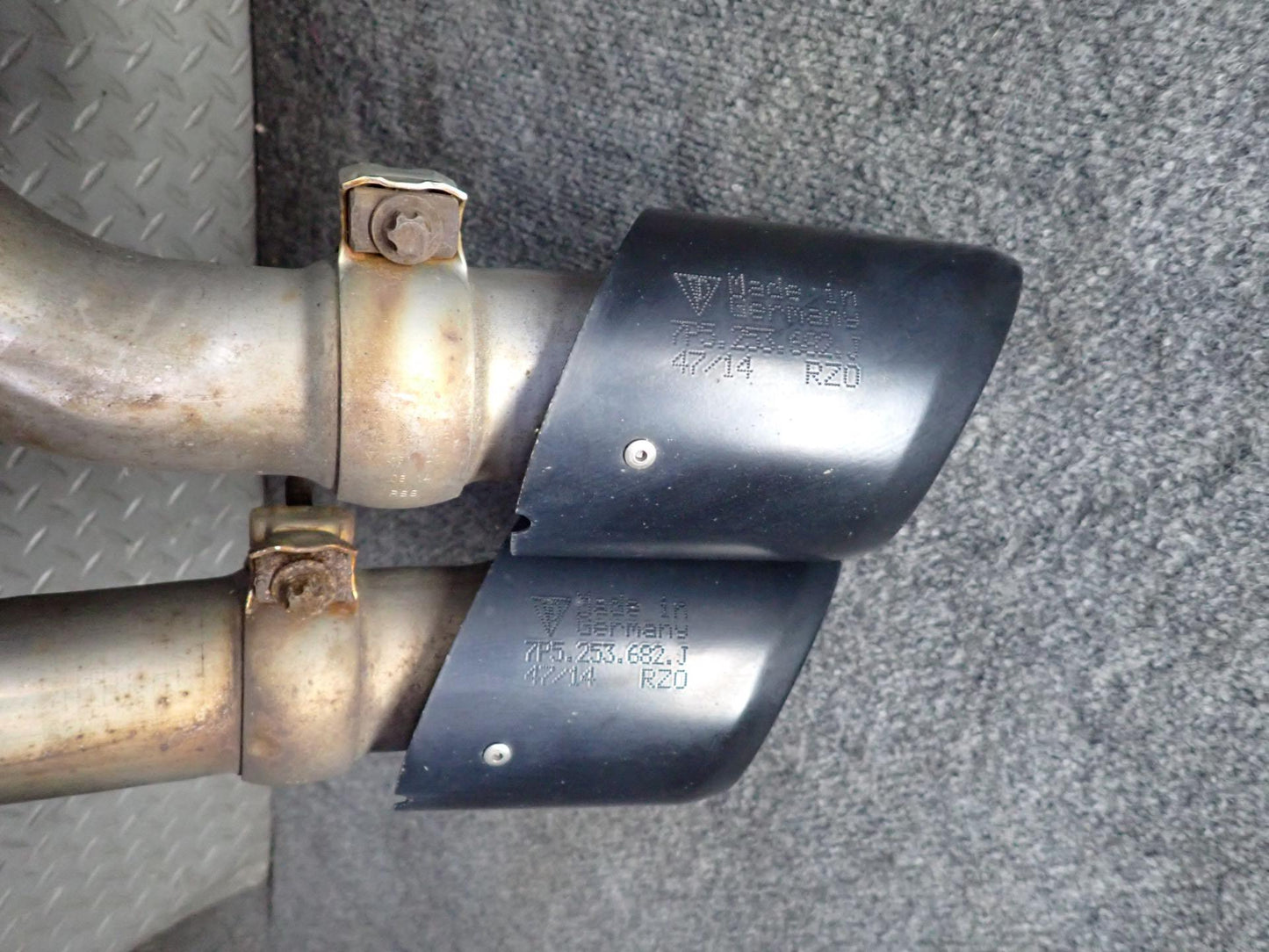 2013-2014 Porsche Cayenne 958 GTS 4.8L Rear Exhaust Muffler W/ Black Dual Tips