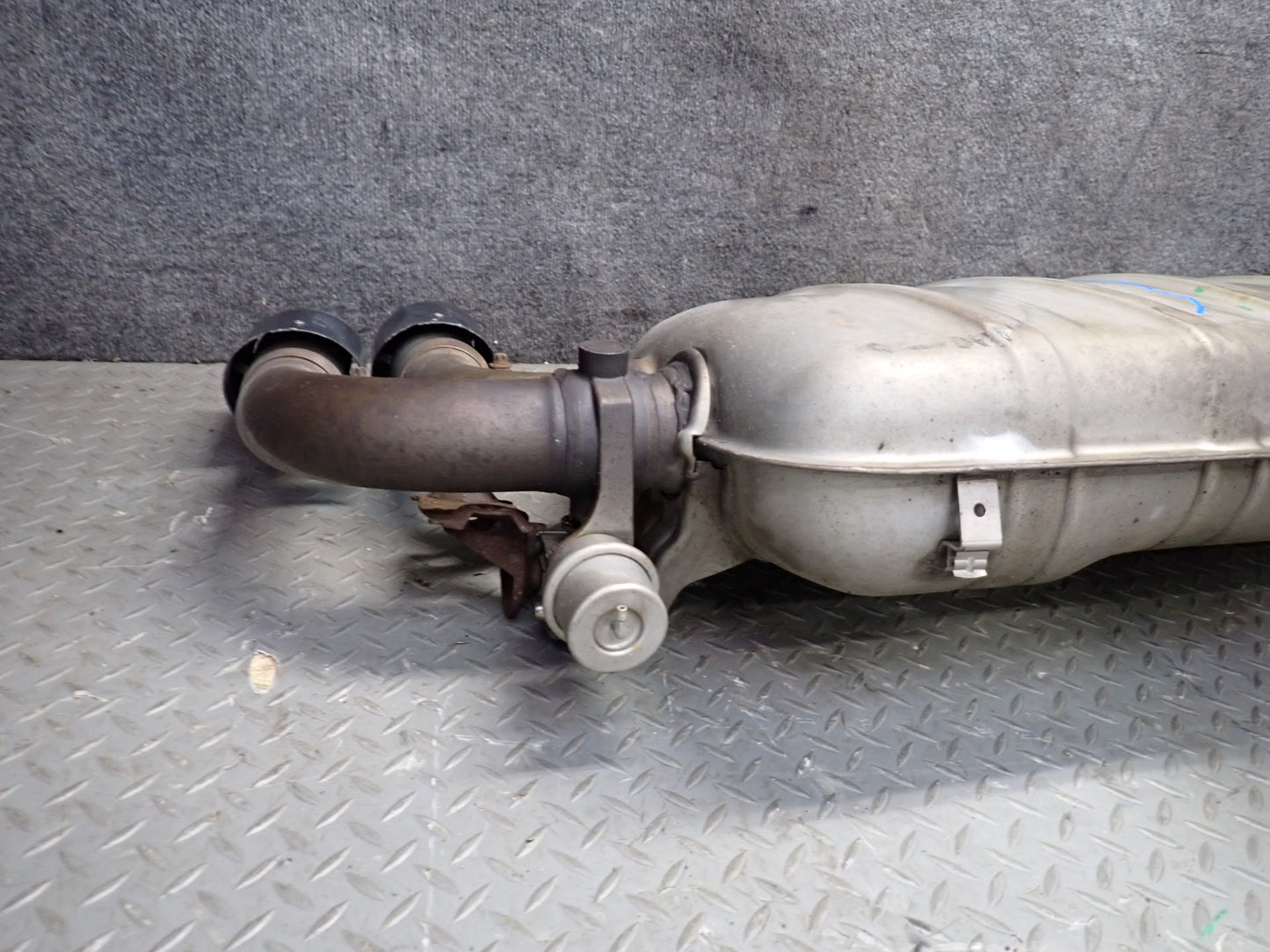 2013-2014 Porsche Cayenne 958 GTS 4.8L Rear Exhaust Muffler W/ Black Dual Tips