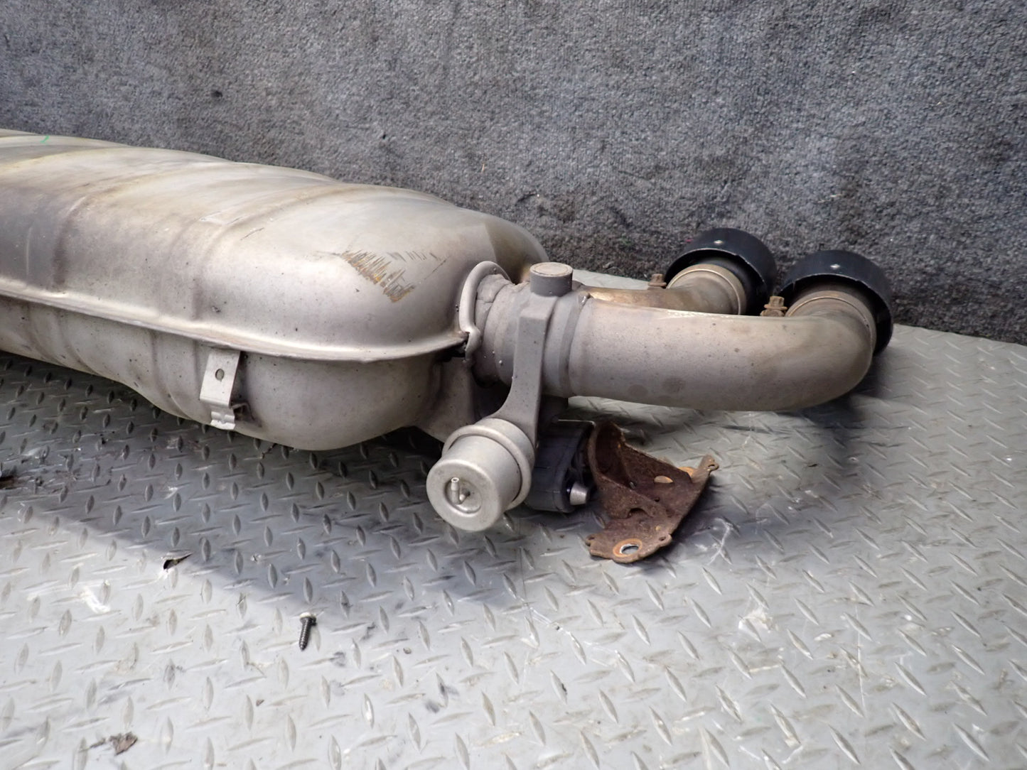 2013-2014 Porsche Cayenne 958 GTS 4.8L Rear Exhaust Muffler W/ Black Dual Tips