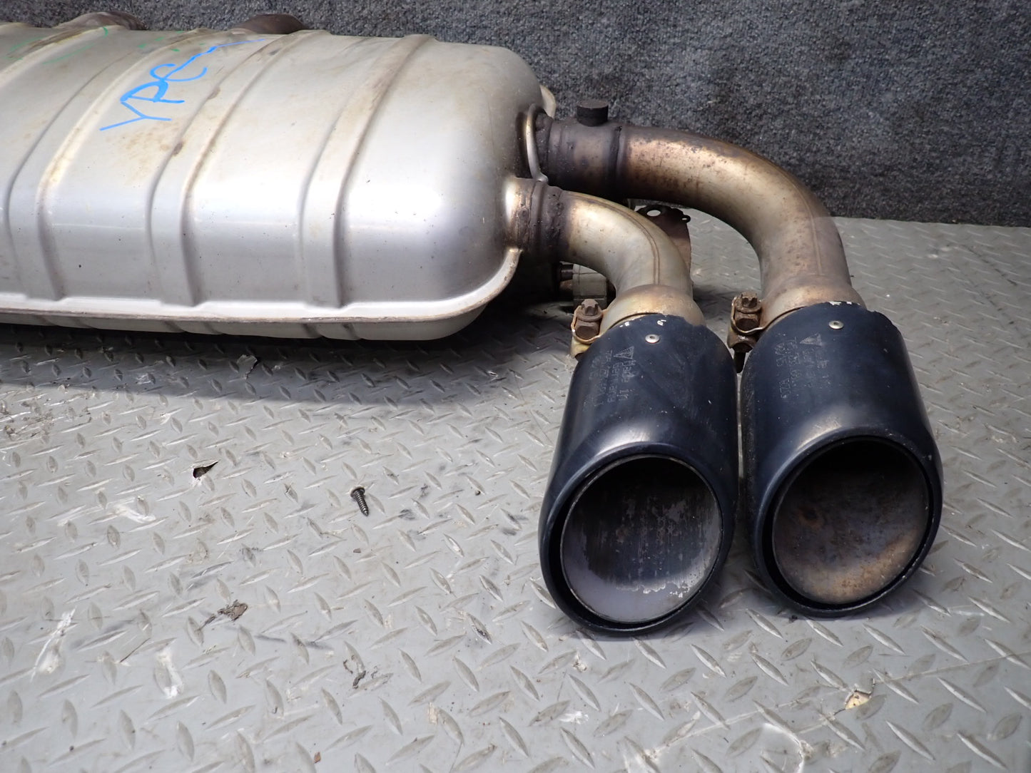 2013-2014 Porsche Cayenne 958 GTS 4.8L Rear Exhaust Muffler W/ Black Dual Tips