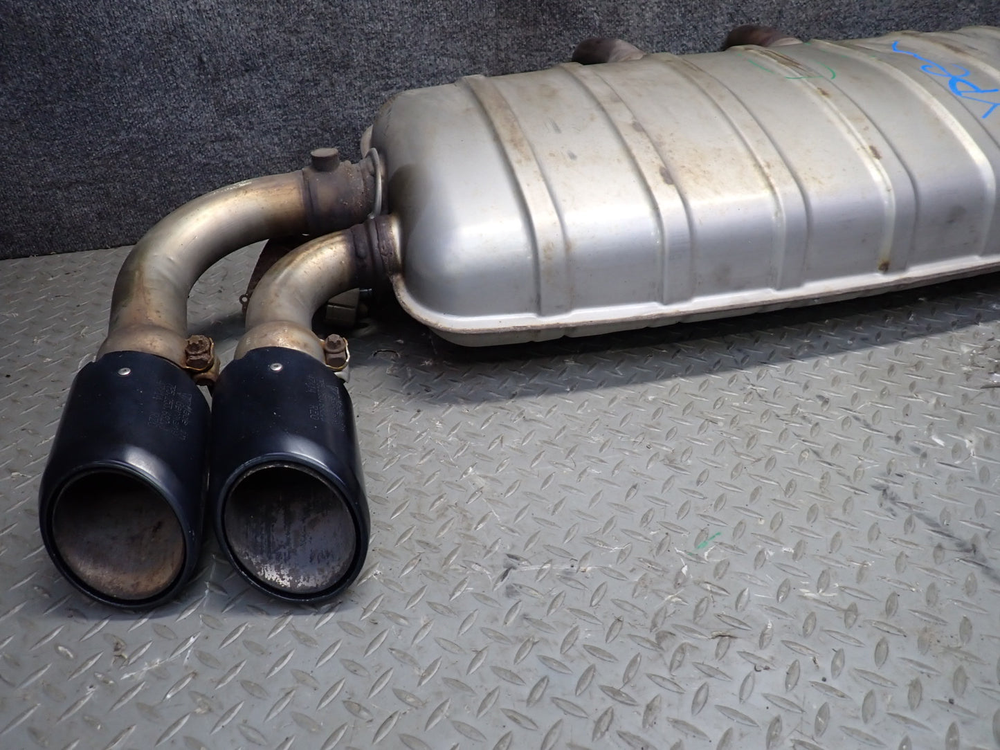 2013-2014 Porsche Cayenne 958 GTS 4.8L Rear Exhaust Muffler W/ Black Dual Tips