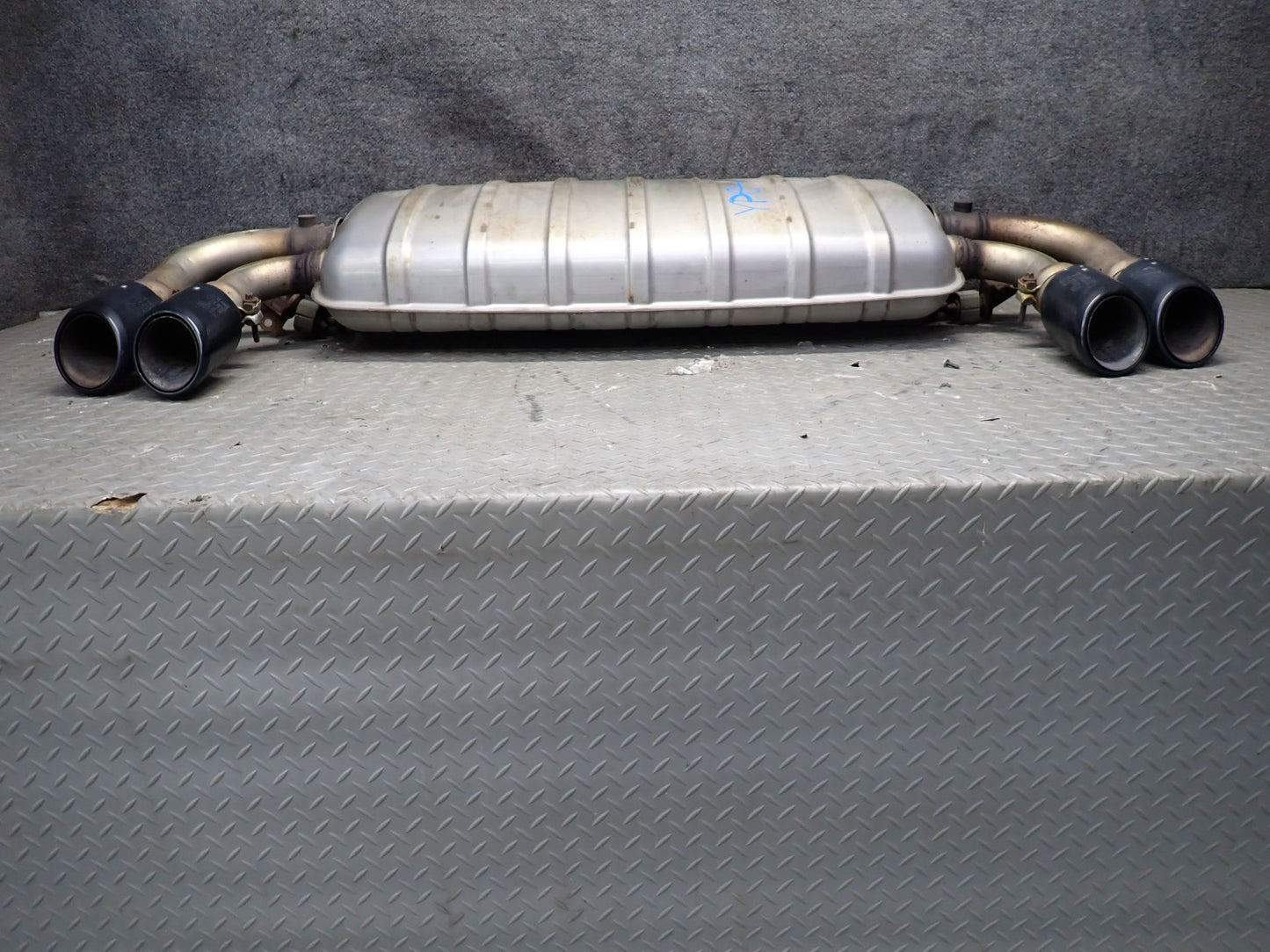 2013-2014 Porsche Cayenne 958 GTS 4.8L Rear Exhaust Muffler W/ Black Dual Tips