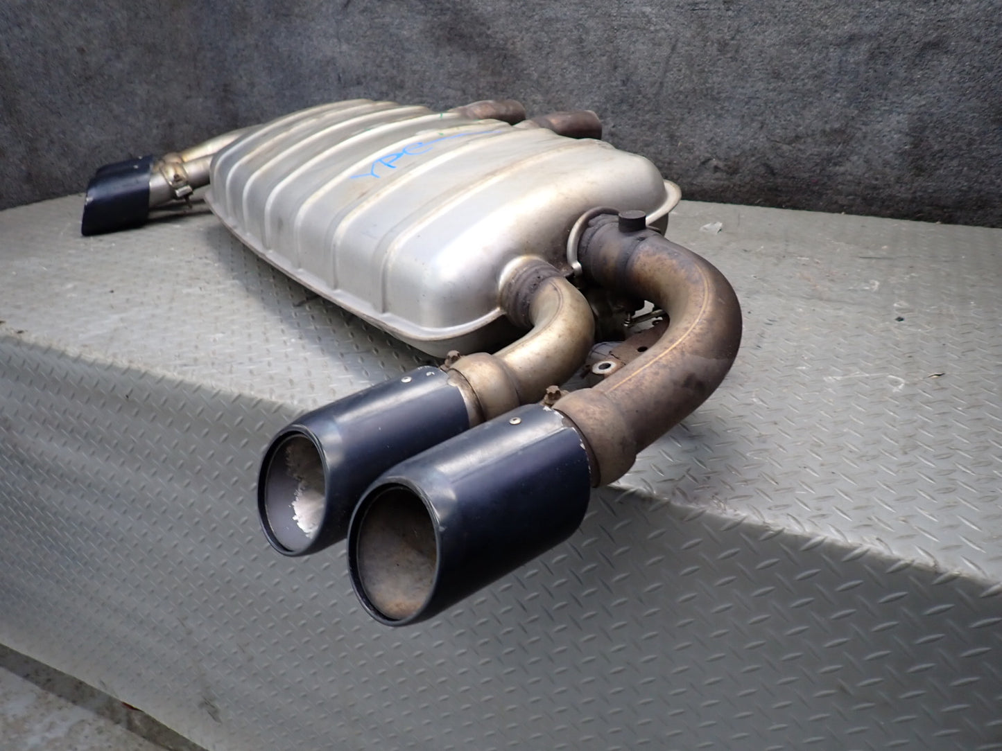 2013-2014 Porsche Cayenne 958 GTS 4.8L Rear Exhaust Muffler W/ Black Dual Tips