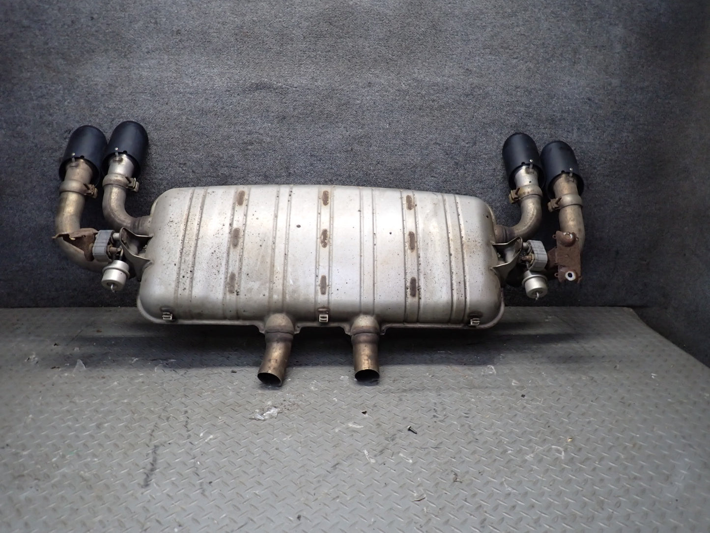2013-2014 Porsche Cayenne 958 GTS 4.8L Rear Exhaust Muffler W/ Black Dual Tips