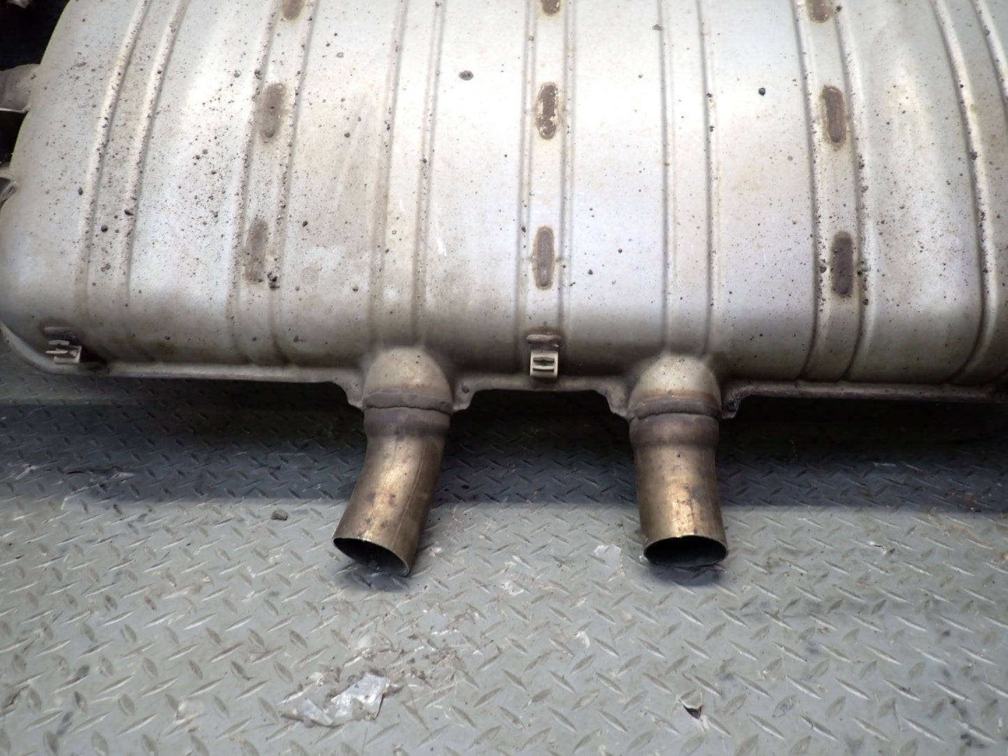 2013-2014 Porsche Cayenne 958 GTS 4.8L Rear Exhaust Muffler W/ Black Dual Tips