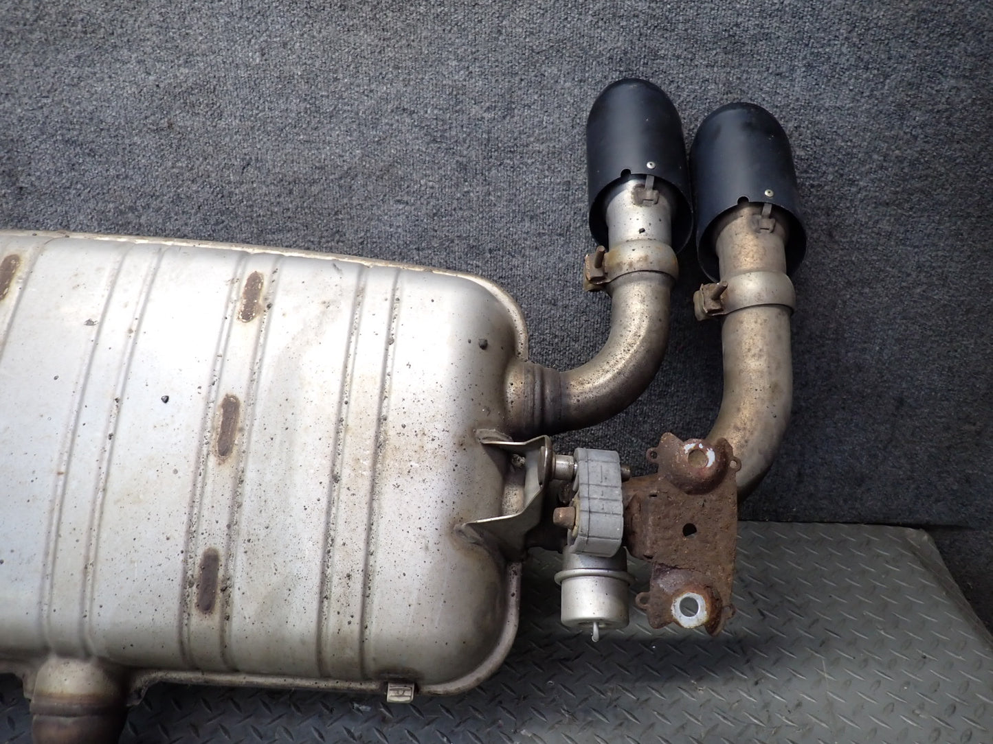 2013-2014 Porsche Cayenne 958 GTS 4.8L Rear Exhaust Muffler W/ Black Dual Tips