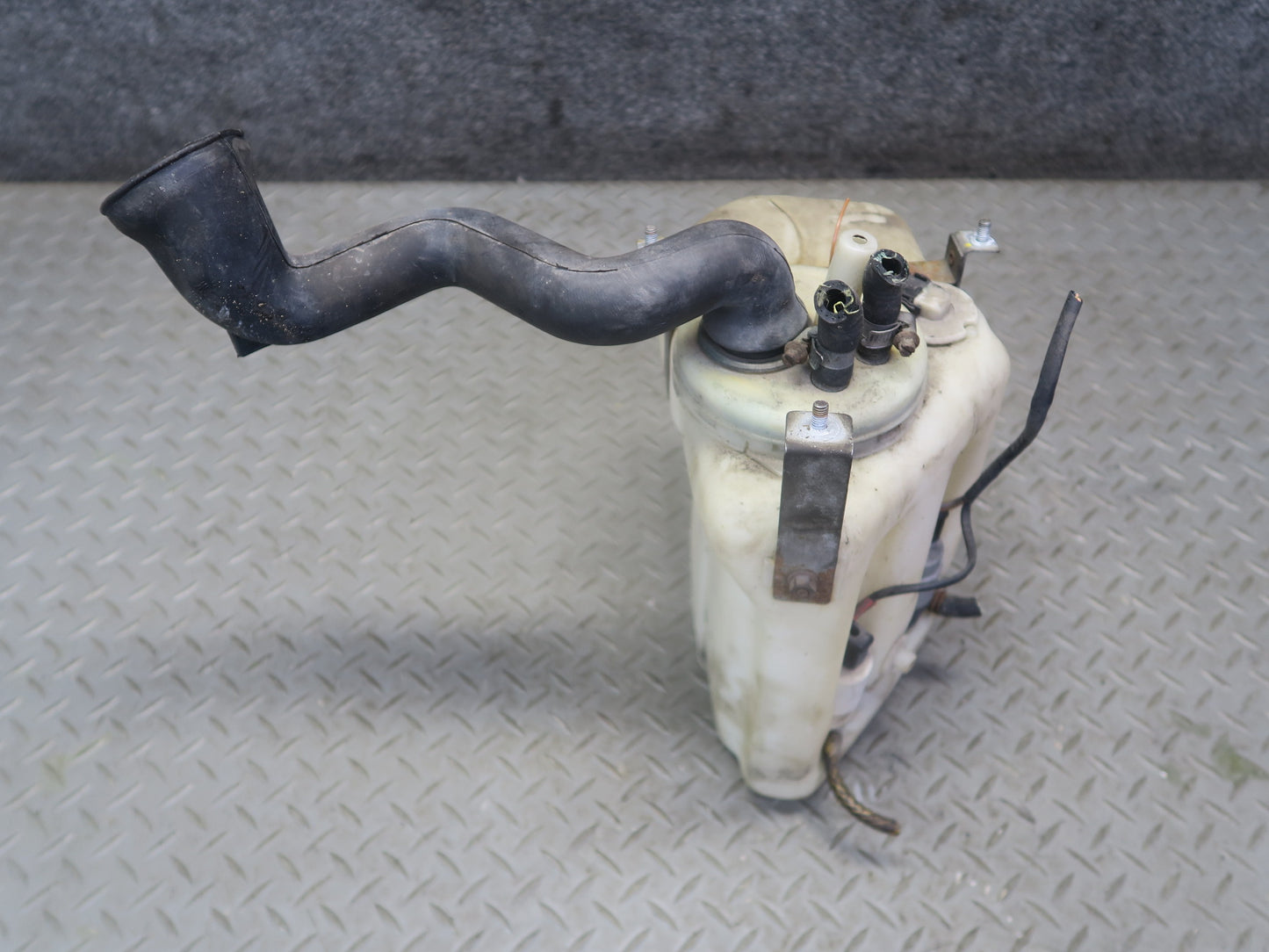 94-99 Mercedes W140 S500 Windshield Washer Fluid Reservoir Tank w Pumps OEM
