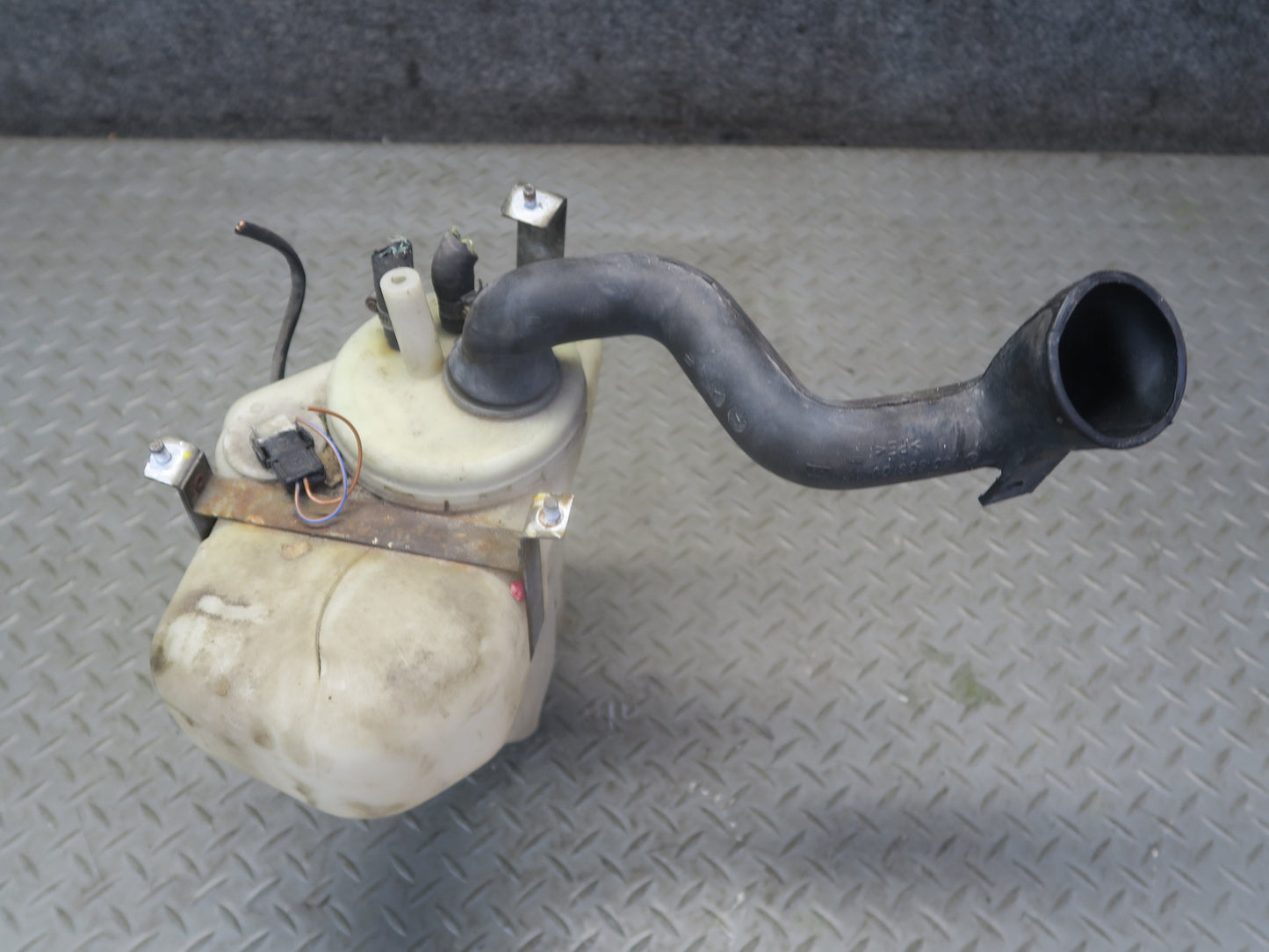 94-99 Mercedes W140 S500 Windshield Washer Fluid Reservoir Tank w Pumps OEM
