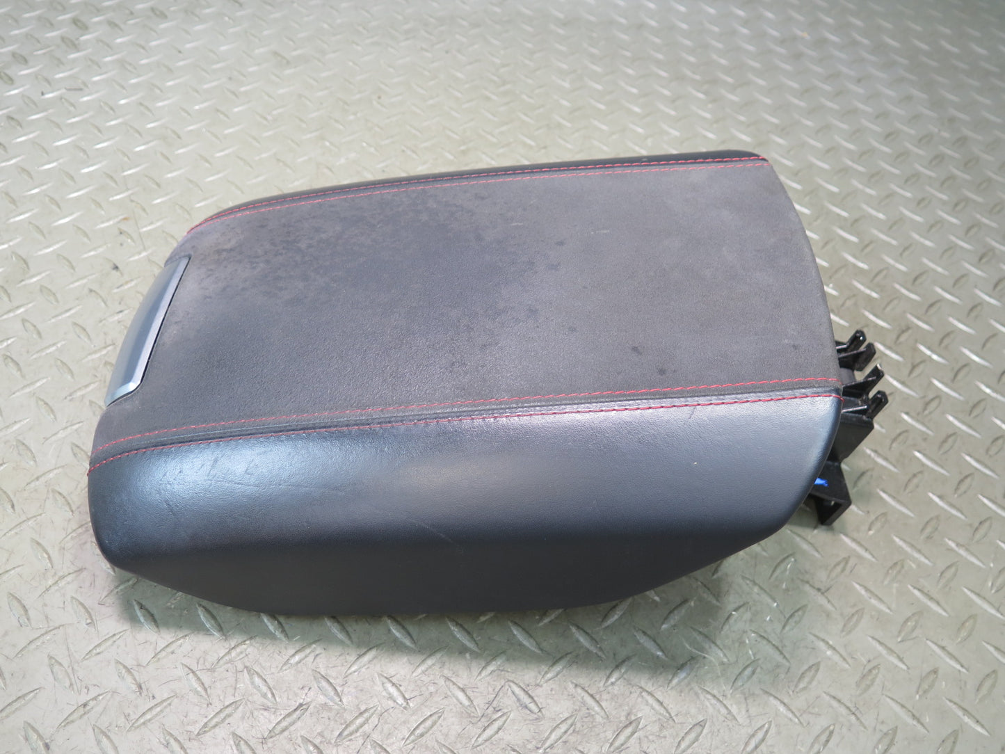 11-18 Porsche Cayenne 958 GTS Center Console Lid Armrest Cover Leather Alcantara