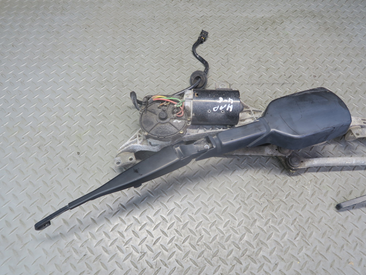 94-99 Mercedes W140 S500 Windshield Wiper Arm Transmission Linkage w Motor OEM