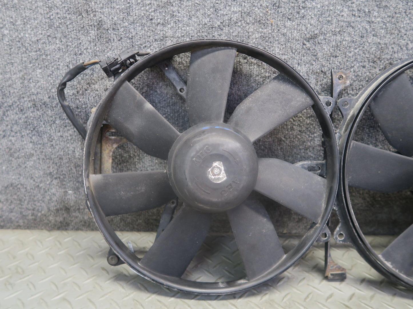 94-99 Mercedes W140 S500 Engine Radiator Dual Cooling Fan Motor OEM