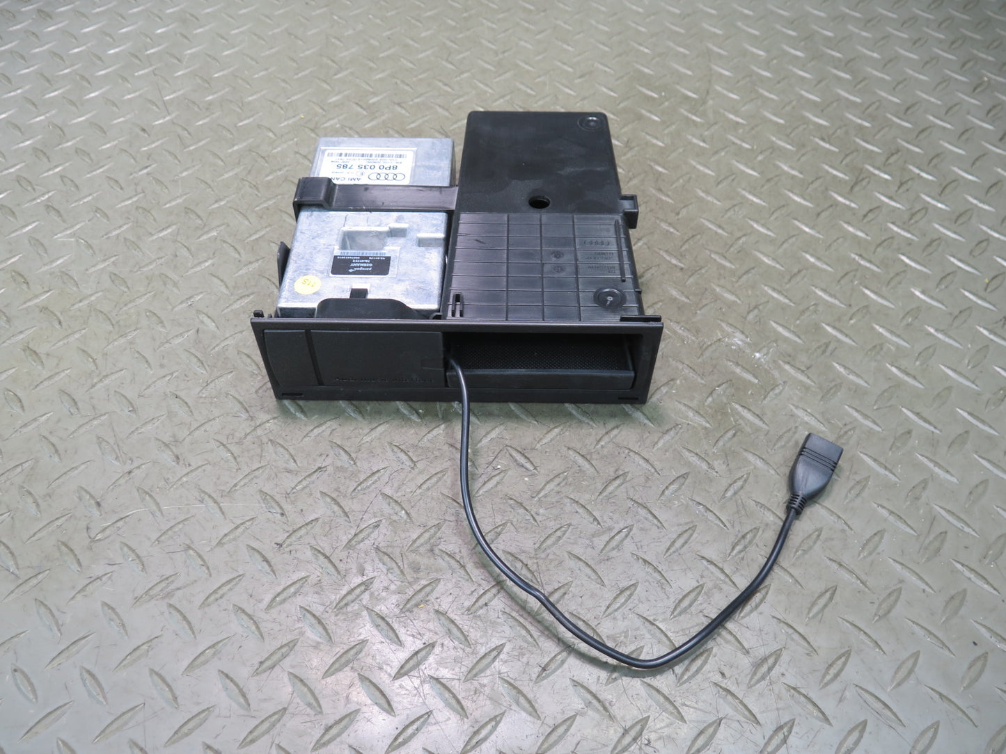 09-15 Audi TT S 8J AMI Music Interface Control Module 8P0035785 OEM