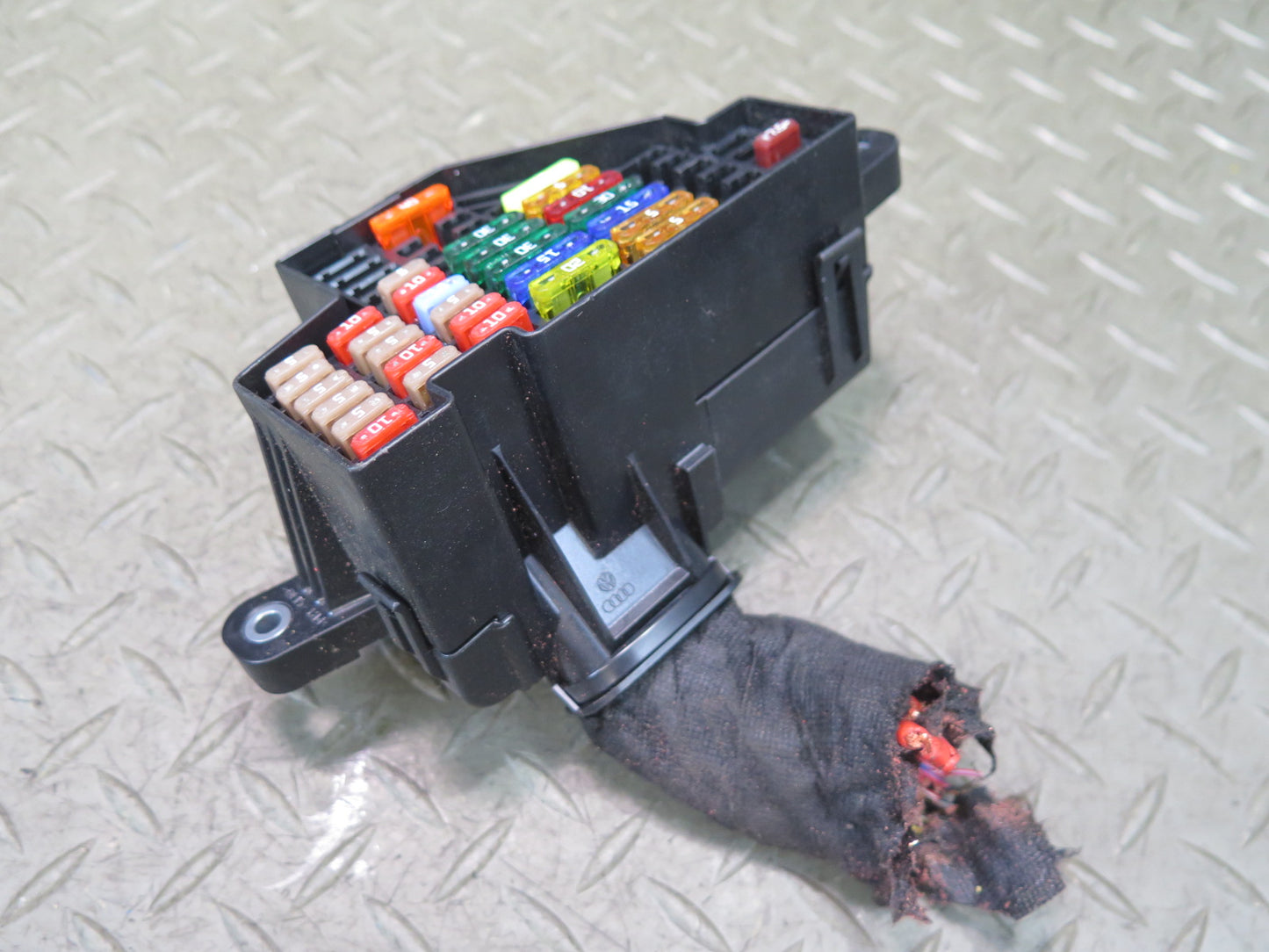 09-15 Audi TT S 8J Fuse Relay Box Module Interior Compartment OEM