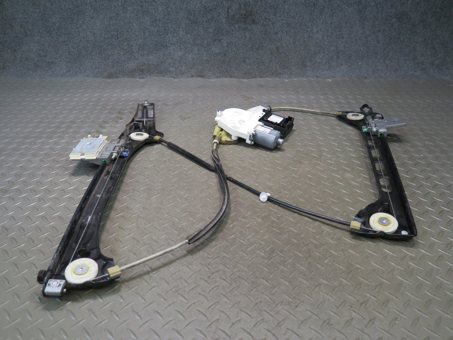 09-15 Audi TT S 8J Front Left Door Power Window Regulator w Motor OEM