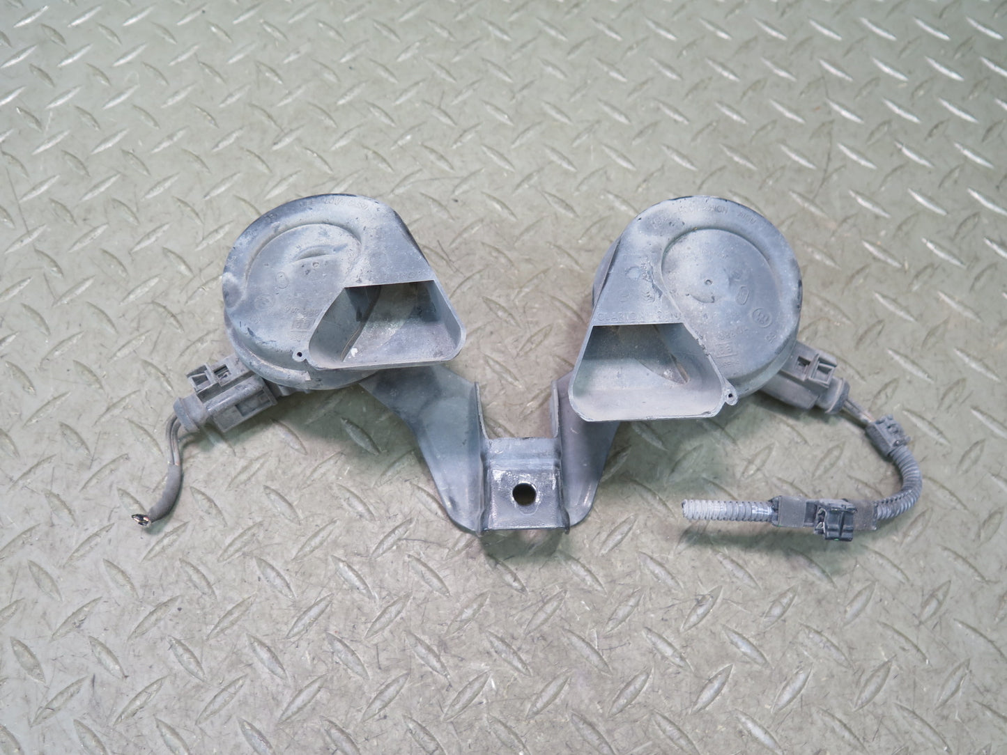 09-15 Audi TT S 8J High & Low Tone Pitch Horn Signal w Mount OEM